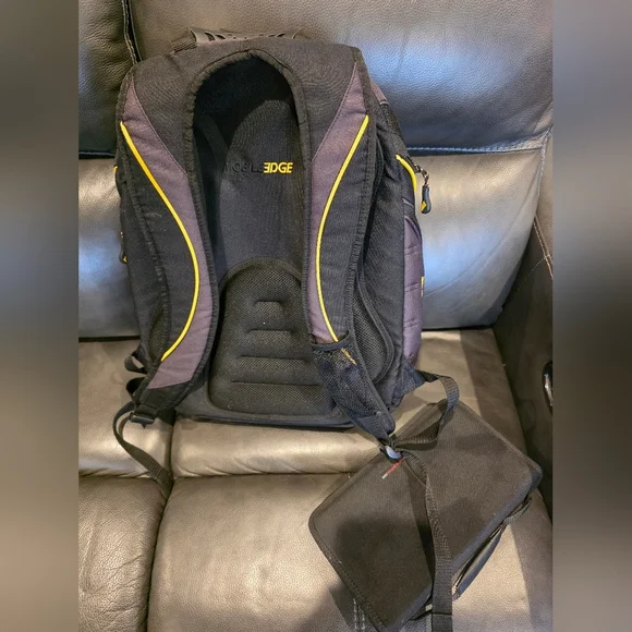 Mobile Edge Backpack with Roots CD Case - Picture 2 of 3